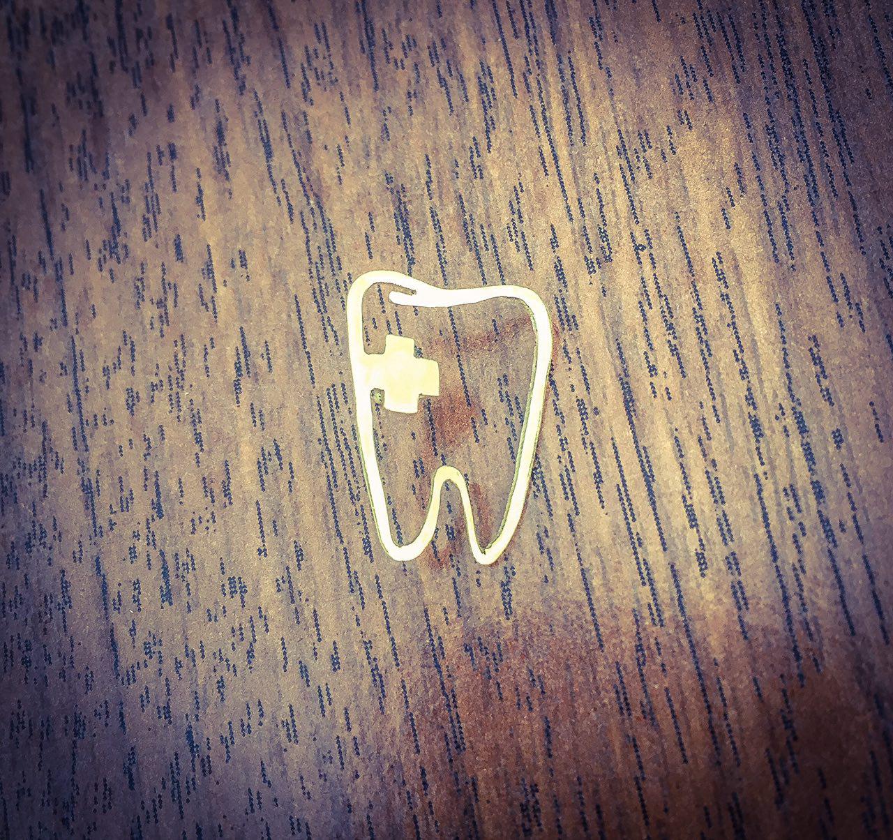 سنجاق سینه دندانی